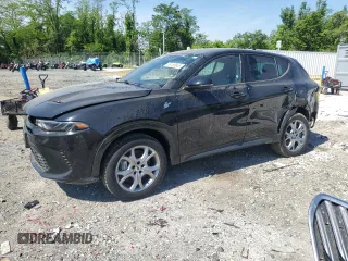 2024 Dodge Hornet R/T z VIN ZACPDFCWXR3A34984, wystawiony jako Copart lot #56155645 z przebiegiem 17 946 mil mil oraz Nie do naprawy. Historia ofert i sprzedaży dostępna na DreamBid. Obrazek 1.