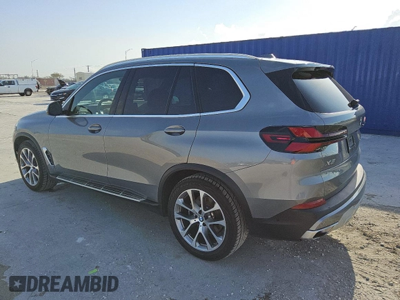 2024 BMW X5 xDrive40i z VIN 5UX23EU05R9T53848, wystawiony jako Copart lot #56057905 z przebiegiem 45 572 mil mil oraz Tytuł czysty. Historia ofert i sprzedaży dostępna na DreamBid. Obrazek 2.