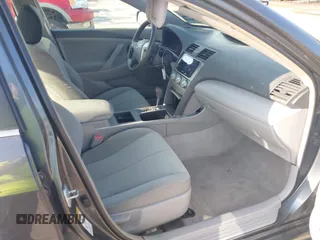 2007 Toyota Camry CE z VIN 4T1BE46K97U057970, wystawiony jako IAAI lot #42183422 z przebiegiem 145 791 mil mil oraz . Historia ofert i sprzedaży dostępna na DreamBid. Obrazek 5.