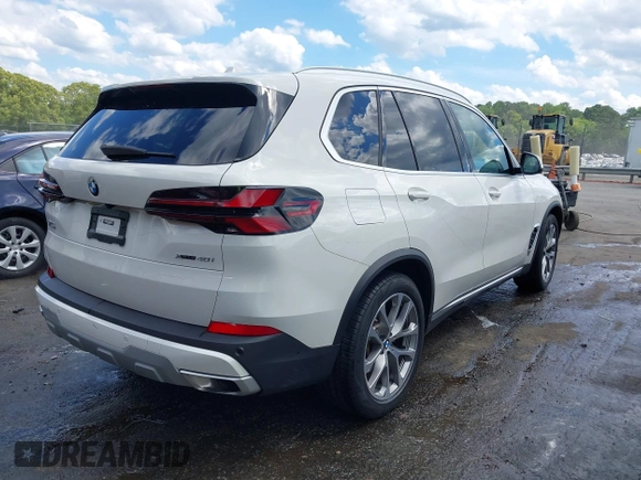 2024 BMW X5 xDrive40i z VIN 5UX23EU05R9S29952, wystawiony jako IAAI lot #42177371 z przebiegiem 26 832 mil mil oraz . Historia ofert i sprzedaży dostępna na DreamBid. Obrazek 4.