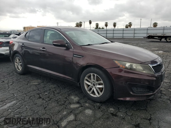 2011 Kia Optima LX z VIN KNAGM4A72B5116910, wystawiony jako Copart lot #55839845 z przebiegiem 187 943 mil mil oraz Szkoda całkowita • Salvage title. Historia ofert i sprzedaży dostępna na DreamBid. Obrazek 4.