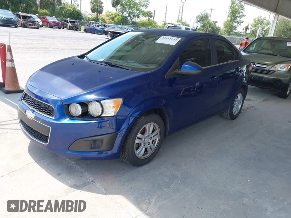 2014 Chevrolet Sonic LT z VIN 1G1JC5SH5E4158757, wystawiony jako IAAI lot #42365251 z przebiegiem 151 346 mil mil oraz . Historia ofert i sprzedaży dostępna na DreamBid. Obrazek 2.