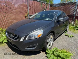 2012 Volvo S60 T5 z VIN YV1622FS2C209473, wystawiony jako Copart lot #58889785 z przebiegiem 143 898 mil mil oraz Tytuł czysty. Historia ofert i sprzedaży dostępna na DreamBid. Obrazek 2.
