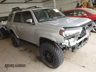 2018 Toyota 4Runner SR5 z VIN JTEBU5JR3J5511337, wystawiony jako IAAI lot #42268575 z przebiegiem 56 099 mil mil oraz . Historia ofert i sprzedaży dostępna na DreamBid. Obrazek 1.