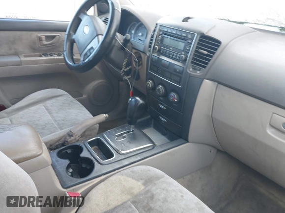 2008 Kia Sorento LX z VIN KNDJD735785851672, wystawiony jako IAAI lot #41417473 z przebiegiem 173 202 mil mil oraz . Historia ofert i sprzedaży dostępna na DreamBid. Obrazek 5.
