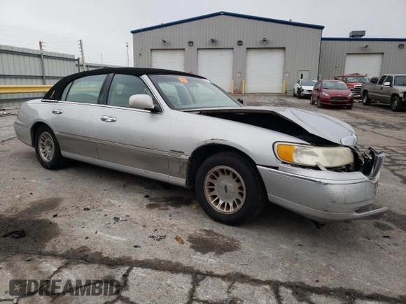 2001 Lincoln Town Car Cartier z VIN 1LNHM83W81Y629753, wystawiony jako Copart lot #36916024 z przebiegiem 150 875 mil mil oraz Szkoda całkowita • Salvage title. Historia ofert i sprzedaży dostępna na DreamBid. Obrazek 4.
