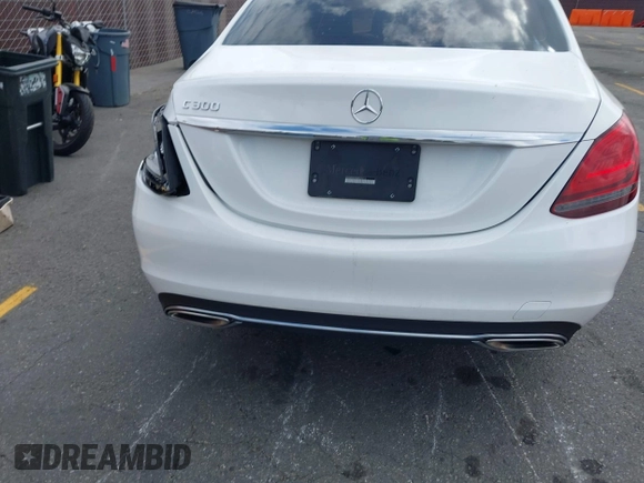 2021 Mercedes-Benz C 300 z VIN W1KWF8DB8MR605913, wystawiony jako IAAI lot #42098934 z przebiegiem 41 085 mil mil oraz . Historia ofert i sprzedaży dostępna na DreamBid. Obrazek 16.