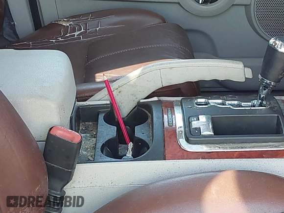 2006 Jeep Commander Limited с VIN 1J8HG58266C170185, выставлен на аукционе IAAI как лот 42549553 с пробегом 143 574 миль миль и . История ставок и продаж доступна на DreamBid. Изображение 15.