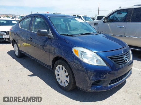 2012 Nissan Versa S z VIN 3N1CN7AP9CL824902, wystawiony jako IAAI lot #42773826 z przebiegiem 124 273 mil mil oraz . Historia ofert i sprzedaży dostępna na DreamBid. Obrazek 1.