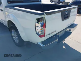 2019 Nissan Frontier SV z VIN 1N6AD0ER5KN734068, wystawiony jako IAAI lot #42238299 z przebiegiem 121 153 mil mil oraz . Historia ofert i sprzedaży dostępna na DreamBid. Obrazek 18.