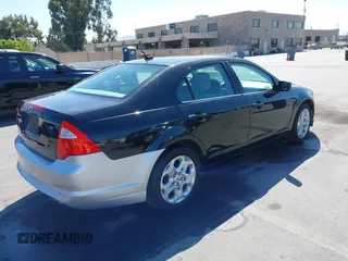 2010 Ford Fusion SE z VIN 3FAHP0HA2AR131918, wystawiony jako IAAI lot #42678902 z przebiegiem 180 828 mil mil oraz . Historia ofert i sprzedaży dostępna na DreamBid. Obrazek 4.