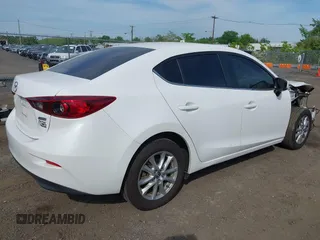 2018 Mazda 3 Sport z VIN 3MZBN1U7XJM197018, wystawiony jako IAAI lot #42229988 z przebiegiem 82 555 mil mil oraz . Historia ofert i sprzedaży dostępna na DreamBid. Obrazek 4.