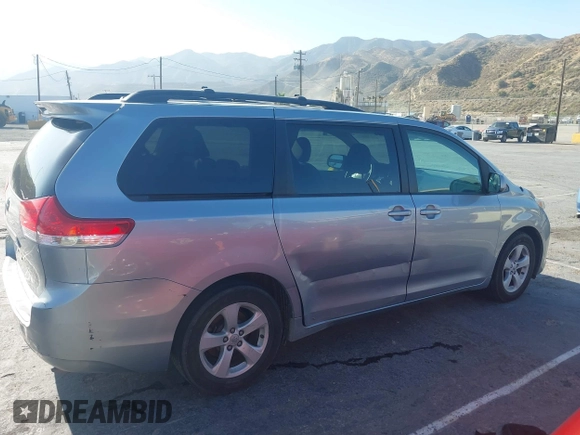 2011 Toyota Sienna LE AAS z VIN 5TDKK3DC8BS163200, wystawiony jako IAAI lot #42523991 z przebiegiem 260 470 mil mil oraz . Historia ofert i sprzedaży dostępna na DreamBid. Obrazek 13.