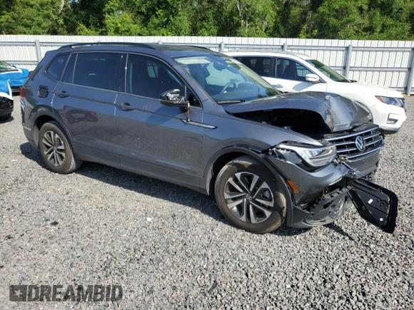 2024 Volkswagen Tiguan S z VIN 3VVRB7AX8RM069620, wystawiony jako Copart lot #56954215 z przebiegiem 22 079 mil mil oraz Szkoda całkowita • Salvage title. Historia ofert i sprzedaży dostępna na DreamBid. Obrazek 4.