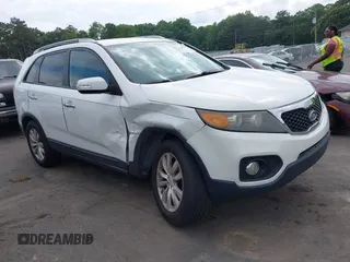 2011 Kia Sorento EX z VIN 5XYKU3A16BG092475, wystawiony jako IAAI lot #42435508 z przebiegiem 217 987 mil mil oraz . Historia ofert i sprzedaży dostępna na DreamBid. Obrazek 1.