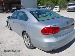 2012 Volkswagen Passat SE z VIN 1VWBP7A36CC070205, wystawiony jako IAAI lot #42123358 z przebiegiem 154 494 mil mil oraz . Historia ofert i sprzedaży dostępna na DreamBid. Obrazek 3.