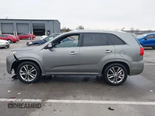 2014 Kia Sorento SX z VIN 5XYKWDA74EG538342, wystawiony jako IAAI lot #41972438 z przebiegiem 157 910 mil mil oraz . Historia ofert i sprzedaży dostępna na DreamBid. Obrazek 14.