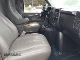 2014 Chevrolet Express Cargo z VIN 1GCWGGBA8E1122630, wystawiony jako IAAI lot #42695749 z przebiegiem 208 291 mil mil oraz . Historia ofert i sprzedaży dostępna na DreamBid. Obrazek 5.
