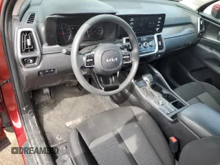 2023 Kia Sorento LX z VIN 5XYRG4LC6PG193615, wystawiony jako Copart lot #54242515 z przebiegiem 26 776 mil mil oraz Szkoda całkowita • Salvage title. Historia ofert i sprzedaży dostępna na DreamBid. Obrazek 8.
