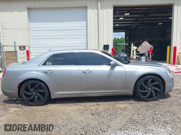 2015 Chrysler 300 Limited z VIN 2C3CCAAG0FH785988, wystawiony jako IAAI lot #42501629 z przebiegiem 176 537 mil mil oraz . Historia ofert i sprzedaży dostępna na DreamBid. Obrazek 13.