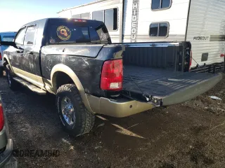 2012 Ram 3500 Laramie Limited z VIN 3C63D3NL0CG213091, wystawiony jako Copart lot #46996525 z przebiegiem 116 776 mil mil oraz Szkody całkowita. Historia ofert i sprzedaży dostępna na DreamBid. Obrazek 3.