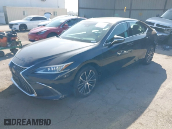 2022 Lexus ES 300h z VIN 58ADA1C18NU013723, wystawiony jako IAAI lot #41642214 z przebiegiem 221 947 mil mil oraz . Historia ofert i sprzedaży dostępna na DreamBid. Obrazek 2.