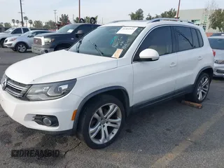 2012 Volkswagen Tiguan SE z VIN WVGAV7AX6CW535969, wystawiony jako IAAI lot #41464523 z przebiegiem 138 858 mil mil oraz . Historia ofert i sprzedaży dostępna na DreamBid. Obrazek 2.