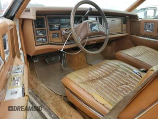 1984 Cadillac Eldorado z VIN 1G6AL5782EE603047, wystawiony jako Copart lot #76777394 z przebiegiem 33 384 mil mil oraz Tytuł czysty. Historia ofert i sprzedaży dostępna na DreamBid. Obrazek 8.