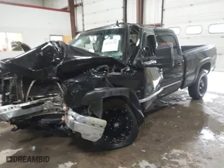 2006 Chevrolet Silverado 2500HD LT1 with VIN 1GCHK23DX6F210487, listed as a IAAI auction lot 40915744 with 1 mi miles. Bid and sale history available at carsss.com. Image 2.