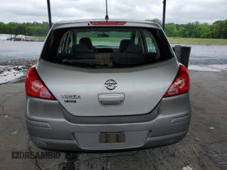 2008 Nissan Versa S z VIN 3N1BC13EX8L444176, wystawiony jako Copart lot #55516445 z przebiegiem 135 005 mil mil oraz Szkoda całkowita • Salvage title. Historia ofert i sprzedaży dostępna na DreamBid. Obrazek 6.