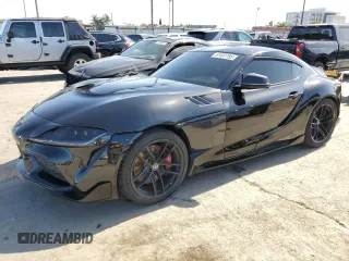 2021 Toyota Supra 3.0 z VIN WZ1DB0C01MW036730, wystawiony jako Copart lot #57497785 z przebiegiem 15 285 mil mil oraz Szkody całkowita. Historia ofert i sprzedaży dostępna na DreamBid. Obrazek 1.