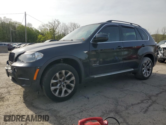 2013 BMW X5 xDrive35i z VIN 5UXZV4C56D0B24871, wystawiony jako Copart lot #55187185 z przebiegiem 141 533 mil mil oraz Czysty tytuł • Clean title. Historia ofert i sprzedaży dostępna na DreamBid. Obrazek 1.