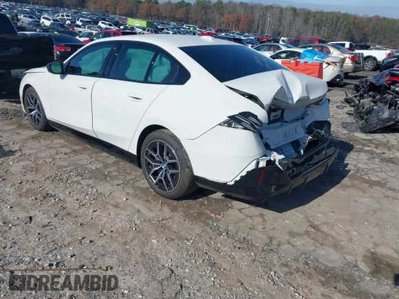 2024 BMW i5 M60 z VIN WBY43FK01RCP34925, wystawiony jako IAAI lot #41100557 z przebiegiem 27 814 mil mil oraz . Historia ofert i sprzedaży dostępna na DreamBid. Obrazek 3.
