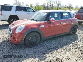 2015 MINI Hardtop 4 Door S z VIN WMWXU3C54F2B62500, wystawiony jako Copart lot #52993245 z przebiegiem 87 298 mil mil oraz Szkody całkowita. Historia ofert i sprzedaży dostępna na DreamBid. Obrazek 1.