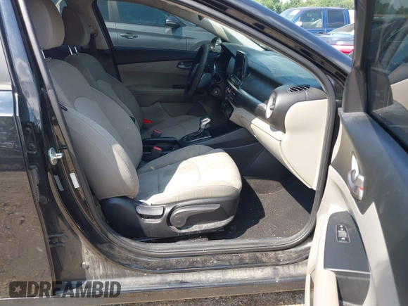 2019 Kia Forte LXS z VIN 3KPF24AD9KE131628, wystawiony jako IAAI lot #42657093 z przebiegiem 163 737 mil mil oraz . Historia ofert i sprzedaży dostępna na DreamBid. Obrazek 5.