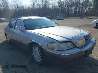 2004 Lincoln Town Car Ultimate z VIN 1LNHM83W44Y654363, wystawiony jako IAAI lot #41997880 z przebiegiem 77 786 mil mil oraz . Historia ofert i sprzedaży dostępna na DreamBid. Obrazek 1.