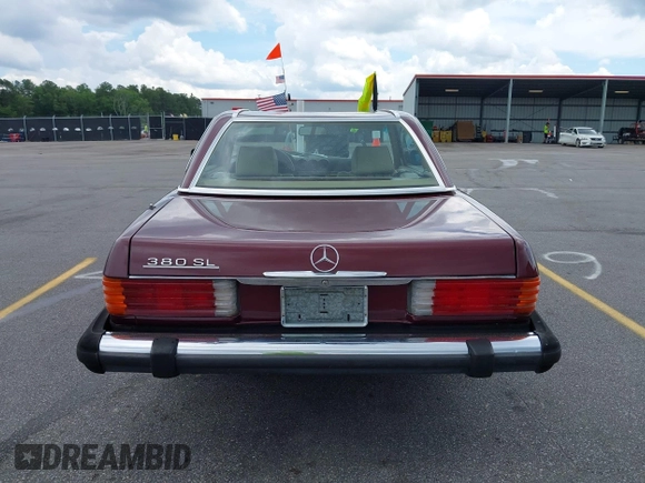 1985 Mercedes-Benz 380 z VIN WDBBA45C0FA026342, wystawiony jako IAAI lot #42197536 z przebiegiem 116 373 mil mil oraz . Historia ofert i sprzedaży dostępna na DreamBid. Obrazek 16.