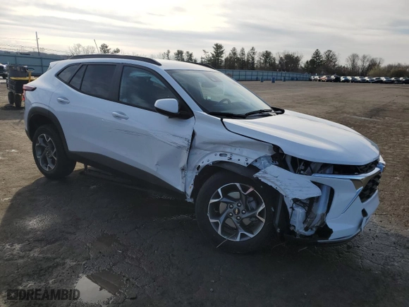 2025 Chevrolet Trax LT with VIN KL77LHEP9SC136880, listed as a Copart auction lot 50460465 with 2,895 mi miles and Salvage Title. Bid and sale history available at carsss.com. Image 4.