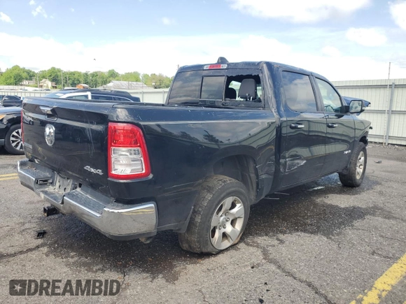 2020 Ram 1500 Big Horn z VIN 1C6RRFFGXLN300261, wystawiony jako Copart lot #57476265 z przebiegiem 103 082 mil mil oraz Szkoda całkowita • Salvage title. Historia ofert i sprzedaży dostępna na DreamBid. Obrazek 3.