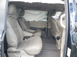 2020 Toyota Sienna XLE z VIN 5TDDZ3DC4LS232650, wystawiony jako IAAI lot #42332566 z przebiegiem 141 971 mil mil oraz . Historia ofert i sprzedaży dostępna na DreamBid. Obrazek 8.