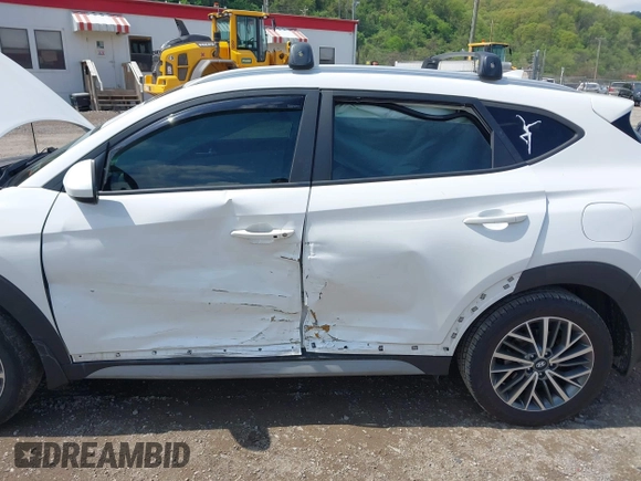 2020 Hyundai Tucson SEL z VIN KM8J3CAL4LU203021, wystawiony jako IAAI lot #42167082 z przebiegiem 49 826 mil mil oraz . Historia ofert i sprzedaży dostępna na DreamBid. Obrazek 6.