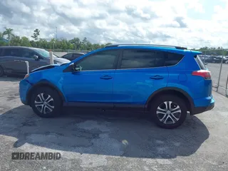 2017 Toyota RAV4 LE z VIN JTMZFREV4HJ112174, wystawiony jako IAAI lot #40311487 z przebiegiem 94 082 mil mil oraz . Historia ofert i sprzedaży dostępna na DreamBid. Obrazek 14.