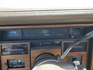 1985 Cadillac Eldorado z VIN 1G6EL5782FE675028, wystawiony jako Copart lot #57709655 z przebiegiem 63 347 mil mil oraz Tytuł czysty. Historia ofert i sprzedaży dostępna na DreamBid. Obrazek 9.