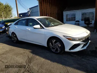 2024 Hyundai Elantra SEL z VIN KMHLS4DG0RU783442, wystawiony jako Copart lot #54518255 z przebiegiem 2 927 mil mil oraz Szkoda całkowita • Salvage title. Historia ofert i sprzedaży dostępna na DreamBid. Obrazek 4.