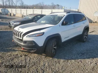 2015 Jeep Cherokee Trailhawk z VIN 1C4PJMBSXFW642149, wystawiony jako Copart lot #46656565 z przebiegiem 100 496 mil mil oraz Szkoda całkowita • Salvage title. Historia ofert i sprzedaży dostępna na DreamBid. Obrazek 1.