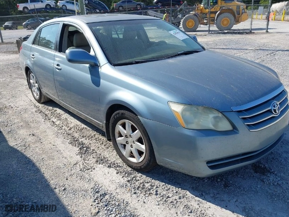2005 Toyota Avalon XL with VIN 4T1BK36B55U032452, listed as a IAAI auction lot 42054019 with 228,183 mi miles. Bid and sale history available at carsss.com. Image 1.