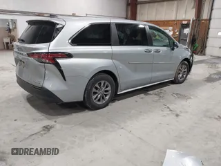 2021 Toyota Sienna XLE with VIN 5TDYRKEC8MS012536, listed as a IAAI auction lot 41690219 with 86,823 mi miles. Bid and sale history available at carsss.com. Image 4.