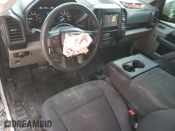2019 Ford F-150 XL z VIN 1FTMF1C53KKD07988, wystawiony jako Copart lot #45115035 z przebiegiem 72 092 mil mil oraz Nie do naprawy • Non repairable. Historia ofert i sprzedaży dostępna na DreamBid. Obrazek 8.