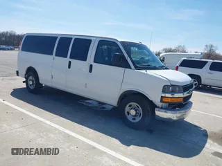 2015 Chevrolet Express Passenger LT z VIN 1GAZG1FGXF1186123, wystawiony jako IAAI lot #42023980 z przebiegiem 74 532 mil mil oraz . Historia ofert i sprzedaży dostępna na DreamBid. Obrazek 1.