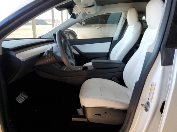 2022 Tesla Model Y Performance z VIN 7SAYGDEF0NF337959, wystawiony jako Copart lot #56871985 z przebiegiem 54 527 mil mil oraz Szkoda całkowita • Salvage title. Historia ofert i sprzedaży dostępna na DreamBid. Obrazek 7.